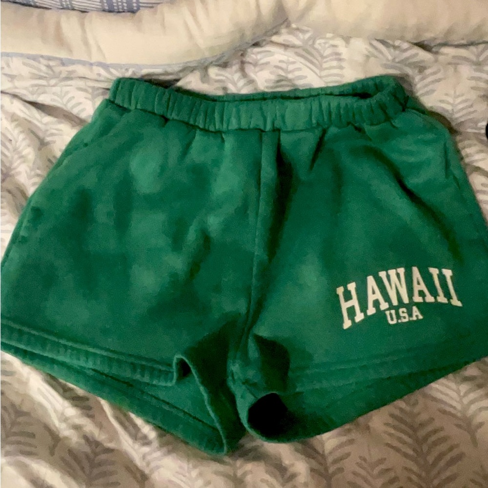 Green Hawaiian shorts!💚